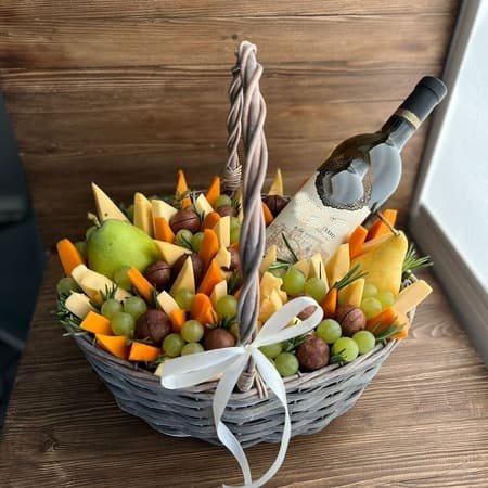 Sedobnyj-buket-283.-Bolshaya-korzina-s-syrom-i-fruktami-1.jpg