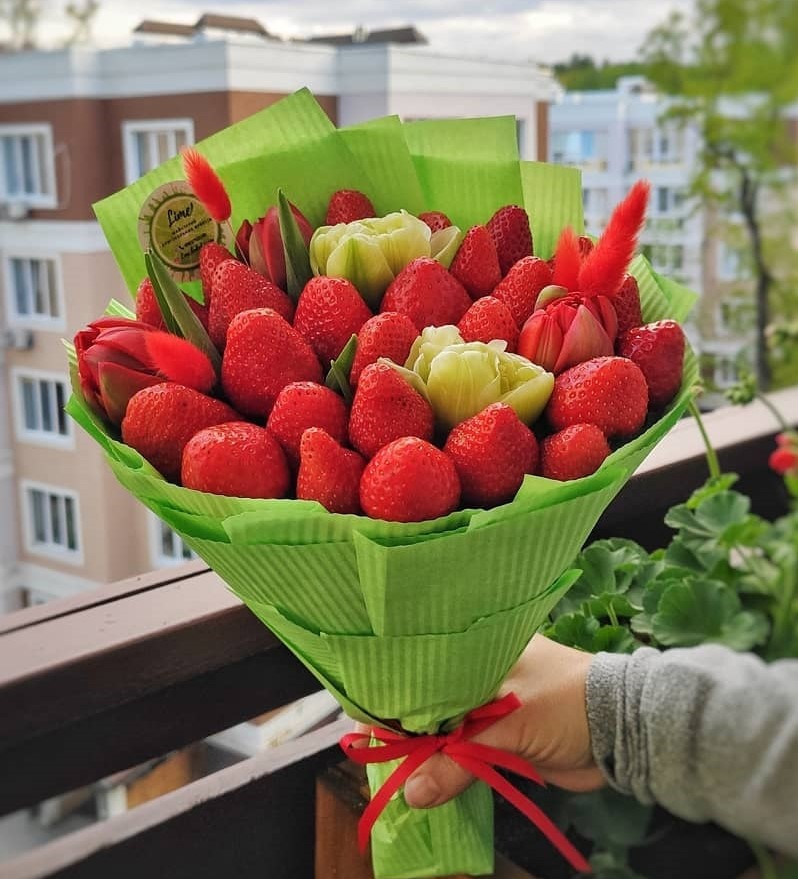 Sedobnyj-buket-10.-Buket-iz-fruktov.-klubnika-roza.jpg