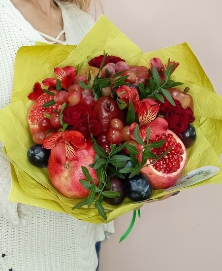 Sedobnyj-buket-38.-Buket-iz-fruktov.-Granat-sliva-yabloko.jpeg
